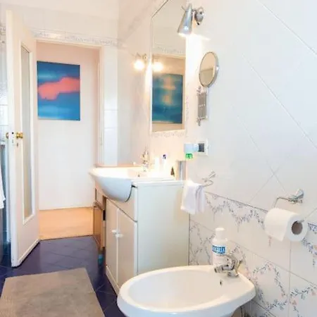 Privatunterkunft Central Room Camera Privata In Appartamento Not A Hotel Con Bagno E Terrazza Privati *